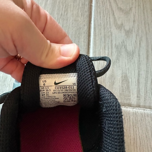 Nike Black and Red Athletic Shoes - Picture 3 of 6